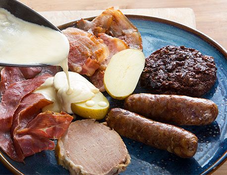 raclette basque pierre oteiza saucisse boudin confit ventreche jambon 